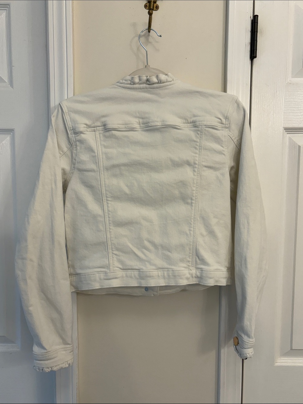 Draper James RSVP white denim Jacket with ruffle neck line - Picture 2 of 11